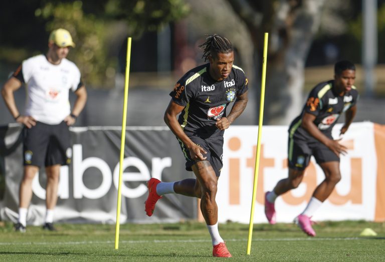 Danilo pede paciência com a Seleção de Ancelotti após vaias