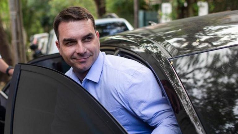 Denúncias contra Flávio Bolsonaro se multiplicam e desgastam candidato