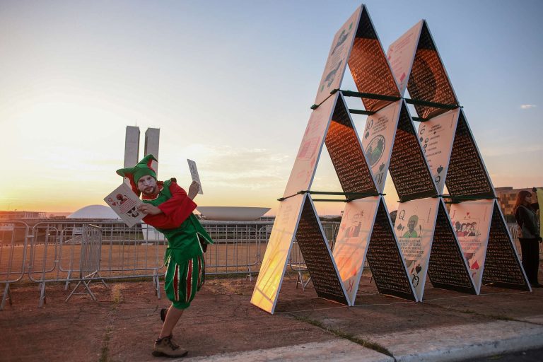 Desembaralho do Senado: em frente ao Congresso, Greenpeace Brasil monta castelo de cartas gigante para ressaltar importância do voto
