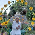 Doña María Justina celebra sus 93 años adornada con flores amarillas