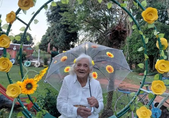 Doña María Justina celebra sus 93 años adornada con flores amarillas