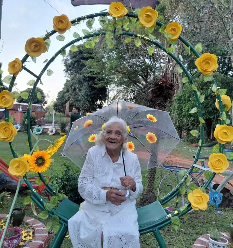 Doña María Justina celebra sus 93 años adornada con flores amarillas