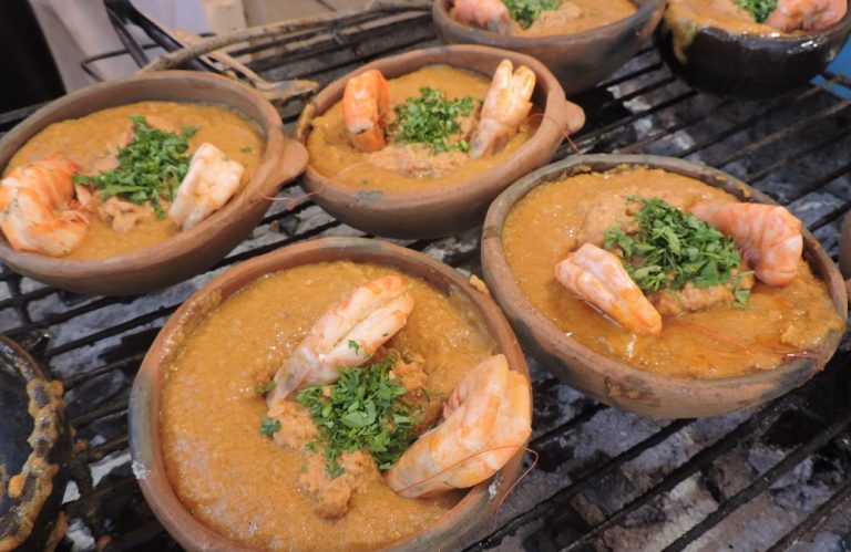 Ecuador — Cazuela de camarón, una receta para disfrutar de la combinación de plátano verde con marisco