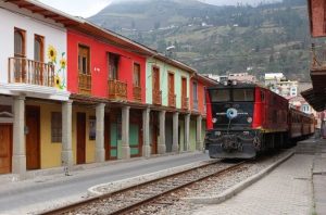 Ecuador — El Tren de Alausí recorre la espectacular ruta hacia la Nariz del Diablo