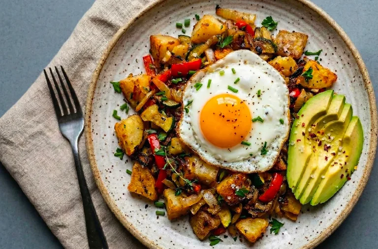 Ecuador — Huevo con ‘hash’ de papa y vegetales: una receta crujiente y llena de sabor