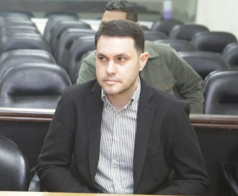 El control de “forma y de fondo” del título de Rivas en el MEC duró apenas 6 minutos