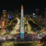 El Obelisco se iluminó con los paisajes de Chubut para el lanzamiento de la temporada turística