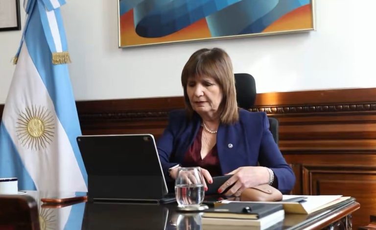 El provocativo gesto de Patricia Bullrich: tras criticar al Gobierno, se grabó cantando una canción de Lali Espósito