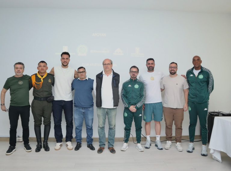 El reencuentro de dos héroes una década después: Neto y su rescatista reviven el milagro de Chapecó en Medellín