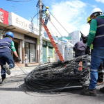 El retiro de cables causa cierres viales en la av. de La Prensa, norte de Quito