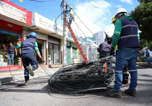 El retiro de cables causa cierres viales en la av. de La Prensa, norte de Quito
