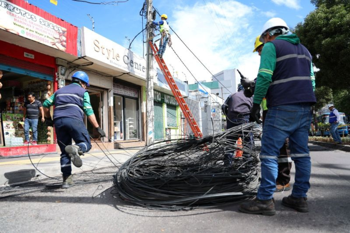 El retiro de cables causa cierres viales en la av. de La Prensa, norte de Quito El retiro de cables causa cierres viales en la av. de La Prensa, norte de Quito