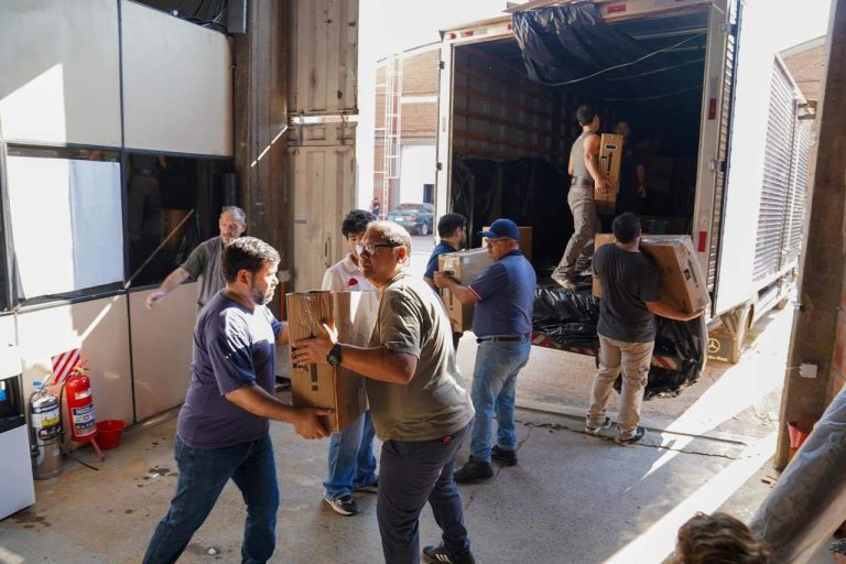 Elecciones: pese a cuestionamientos, máquinas de votación ya están siendo cargadas