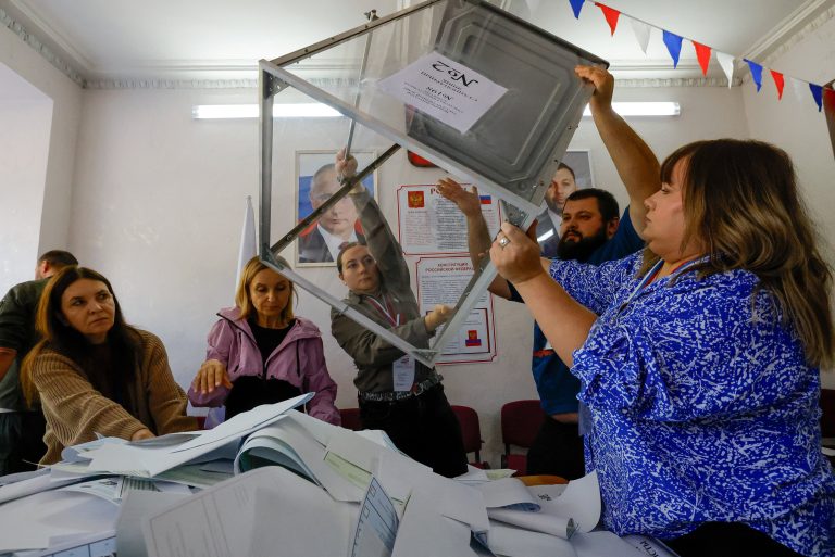 En medio de denuncias de fraude y exclusión de la oposición, el partido de Putin obtuvo el 57% de los votos en las legislativas rusas