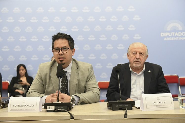 Endeudamiento familiar: se escuchó a otra ronda de invitados, mientras la oposición acelera sus borradores