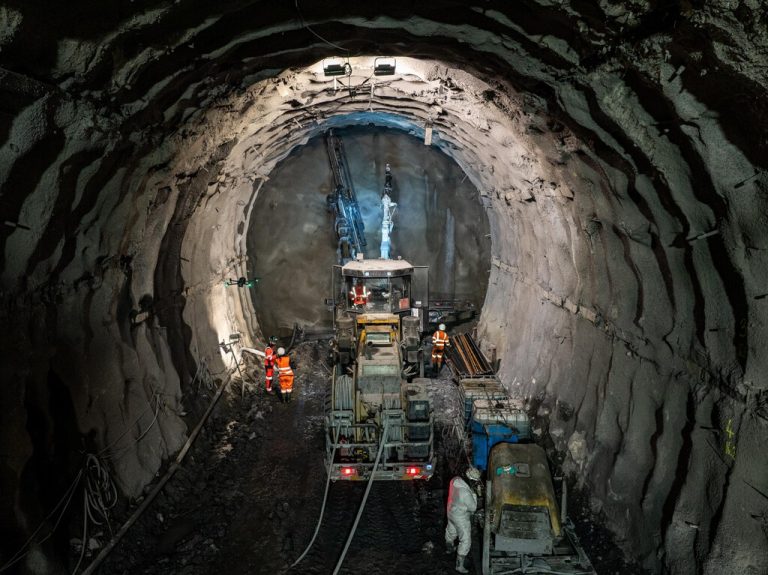 Europa está gastando miles de millones excavando los Alpes para conectar Italia y Francia. 10 años después, los Alpes van ganando por goleada