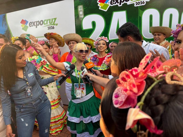 Expocruz 2026 abre sus puertas y la primera visitante es una ciudadana filipina