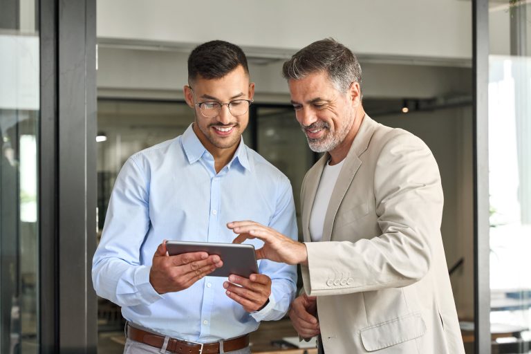 Falta talento joven, pero 8 de cada 10 empresas casi no contratan profesionales mayores de 50 años