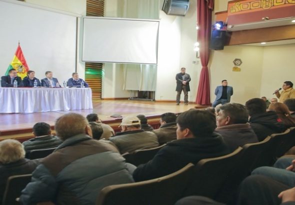 Gobierno y transporte acuerdan mesas de trabajo para atender las demandas del sector