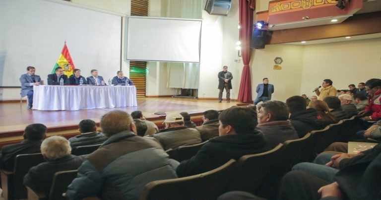 Gobierno y transporte acuerdan mesas de trabajo para atender las demandas del sector