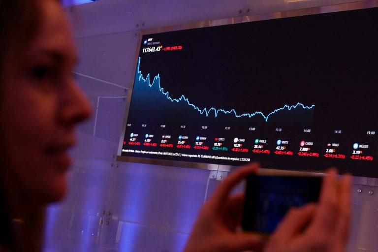 Ibovespa fecha em alta de 0,44% em sessão de cautela no mercado