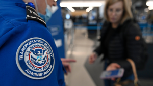 ICE intensifica detenciones en aeropuertos: estos viajeros enfrentan mayor riesgo