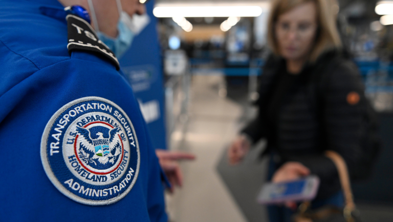 ICE intensifica detenciones en aeropuertos: estos viajeros enfrentan mayor riesgo