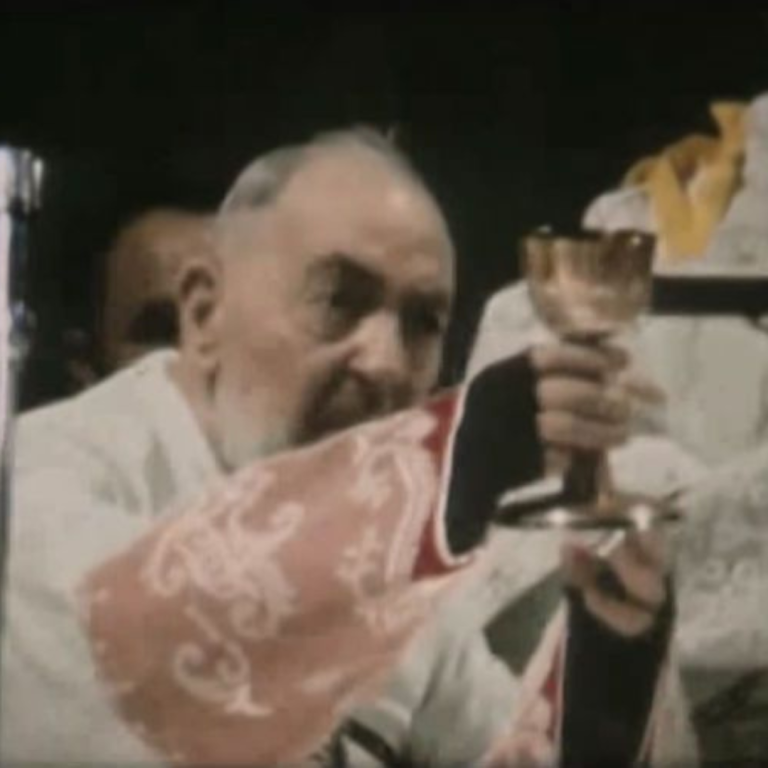 Imágenes inéditas de la última Misa del Padre Pío (¡Murió pocas horas después!)