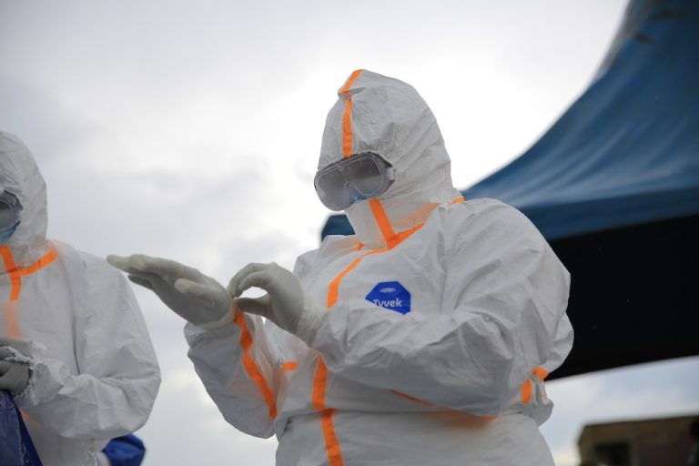 La OMS advirtió que el Congo tiene escasez de personal sanitario mientras el ébola sigue fuera de control