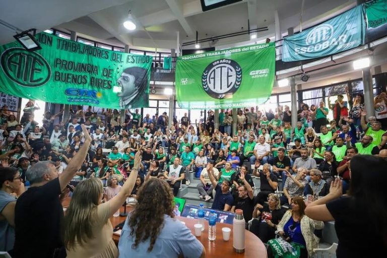 La Provincia de Buenos Aires llamó a paritarias estatales: ¿qué reclaman los gremios y qué puede pasar?
