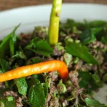 Larb (Laap): A Salada de Carne do Laos com Ervas e Arroz Torrado