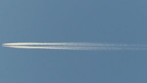 Las estelas de condensación de los aviones esconden una oportunidad climática: actuar sobre pocos vuelos ganaría una década