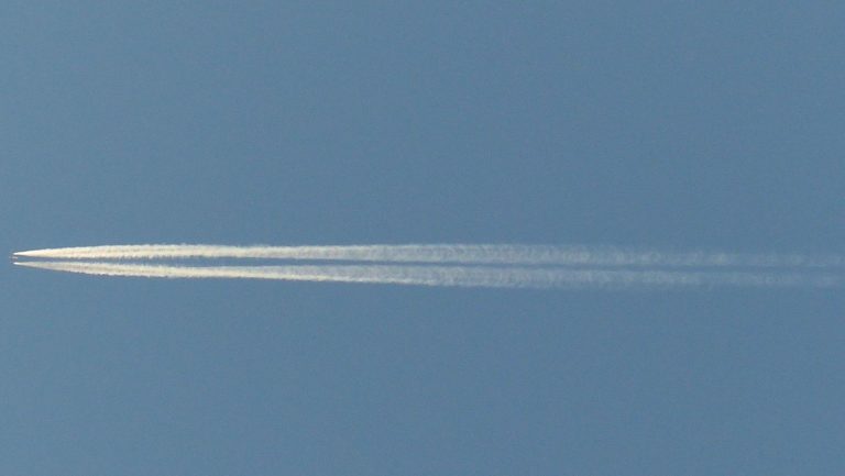 Las estelas de condensación de los aviones esconden una oportunidad climática: actuar sobre pocos vuelos ganaría una década