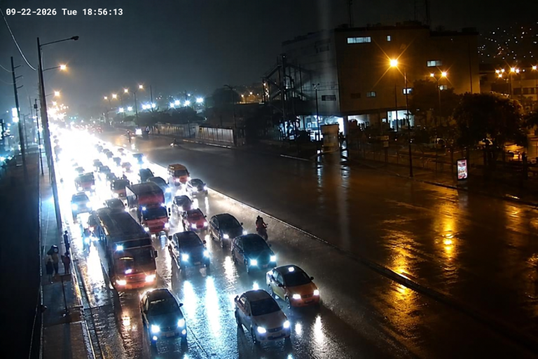 Las lluvias anegan calles de Sauces y La Florida en el norte de Guayaquil