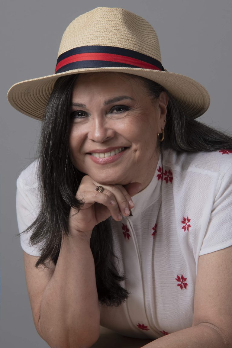Lizza Bogado celebra sus 45 años de carrera con una puesta en escena en cuatro actos