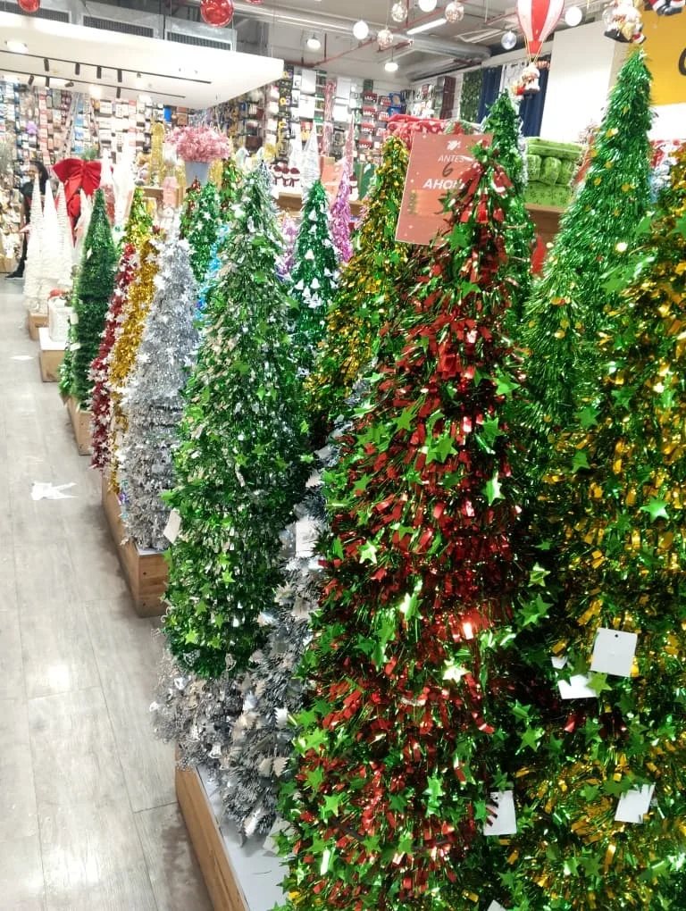 Luces y bambalinas engalanan las vitrinas: Comercio adelanta la temporada navideña