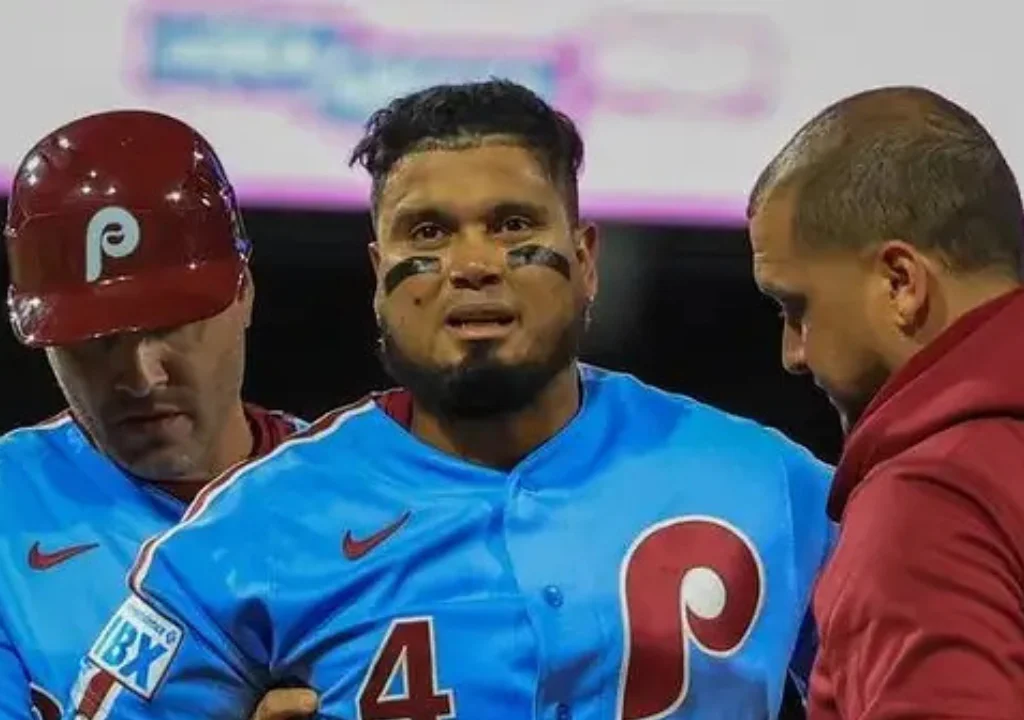 Luis Arráez sufre esguince de tobillo y pone en riesgo su título de bateo en la MLB