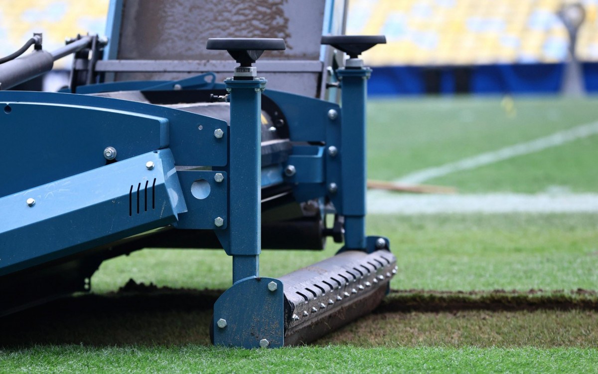 Maracanã troca todo o gramado e tem prazo de 10 dias para reabrir Maracanã troca todo o gramado e tem prazo de 10 dias para reabrir
