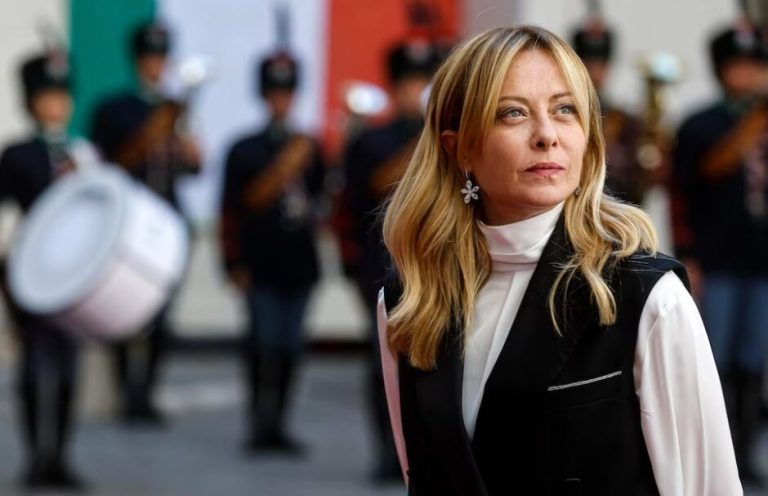 MELONI QUIERE LIMITAR NIÑOS EXTRANJEROS EN EL AULA: Escolares y padres deben aprender italiano