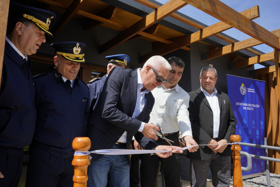 Ministro del Interior inauguró la nueva sede de la Seccional Séptima de Villa Constitución en Salto Ministro del Interior inauguró la nueva sede de la Seccional Séptima de Villa Constitución en Salto