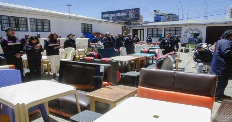 Mobiliario decomisado de bares clandestinos fue entregado a unidades educativas