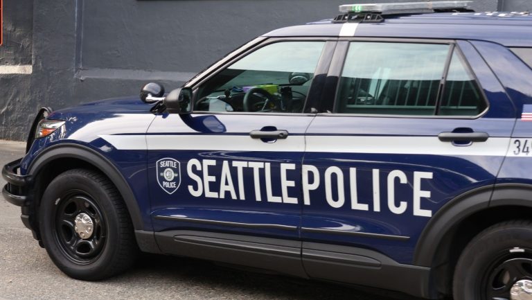 Mujer es arrestada por presunto crimen de odio tras mordida y violento ataque en Seattle