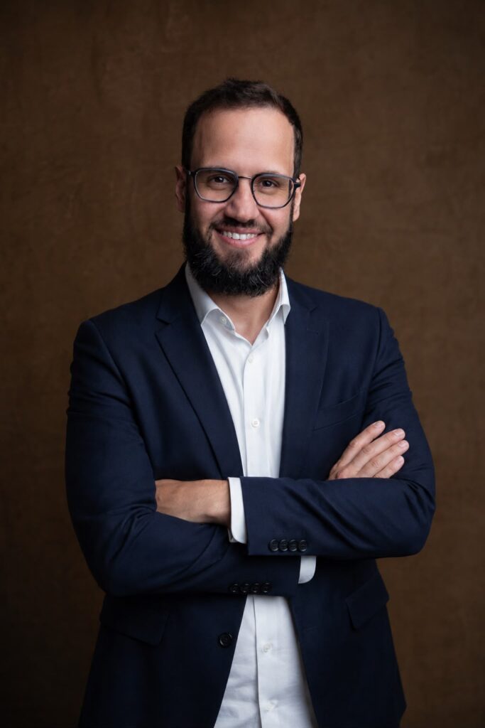 Novo livro de Paulo Brenha propõe reflexão sobre quem o profissional se torna ao assumir a liderança