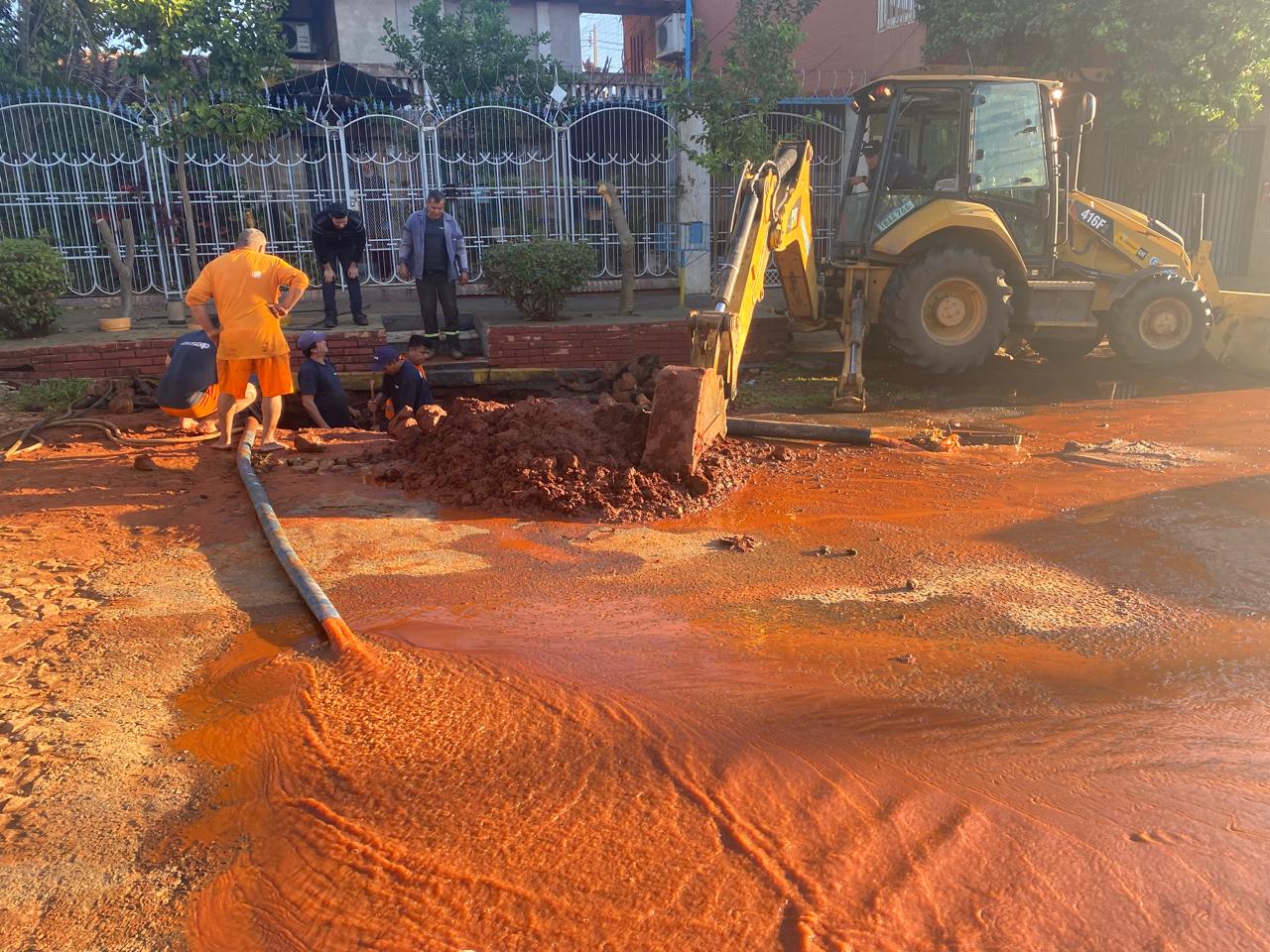 Obras de reparación cloacal continúan este lunes en el centro de Luque