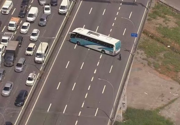Ônibus escolares são usados como barricadas na Linha Vermelha