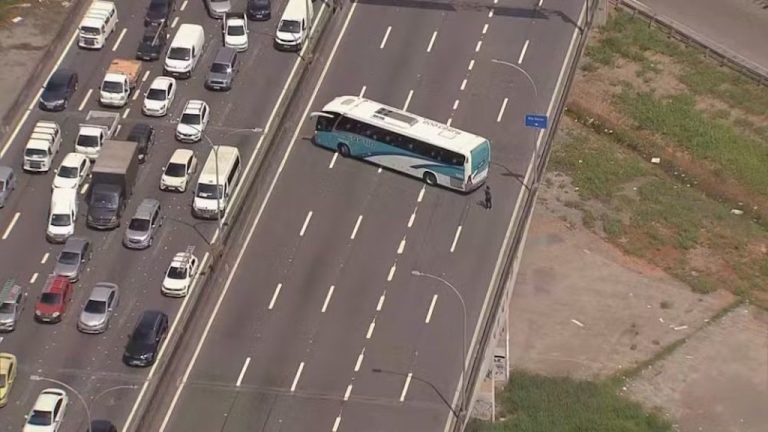 Ônibus escolares são usados como barricadas na Linha Vermelha