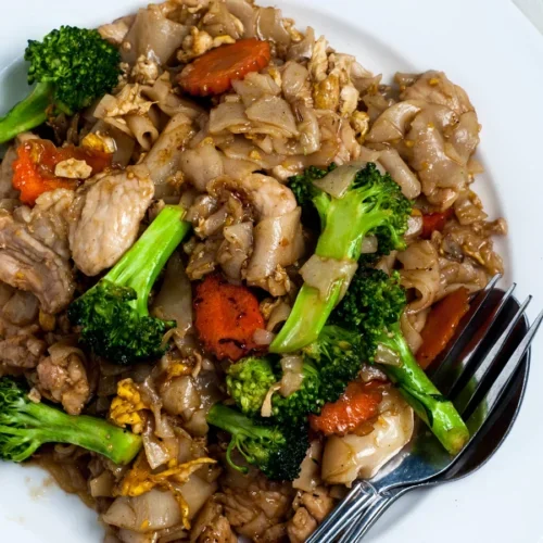 Pad See Ew: Macarrão Tailandês Salteado com Molho de Soja