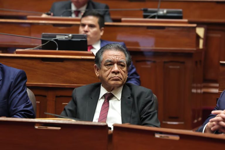 Perú — Presenta moción de interpelación contra el ministro de Educación