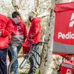 Piden crear estaciones de descanso para repartidores de apps de delivery