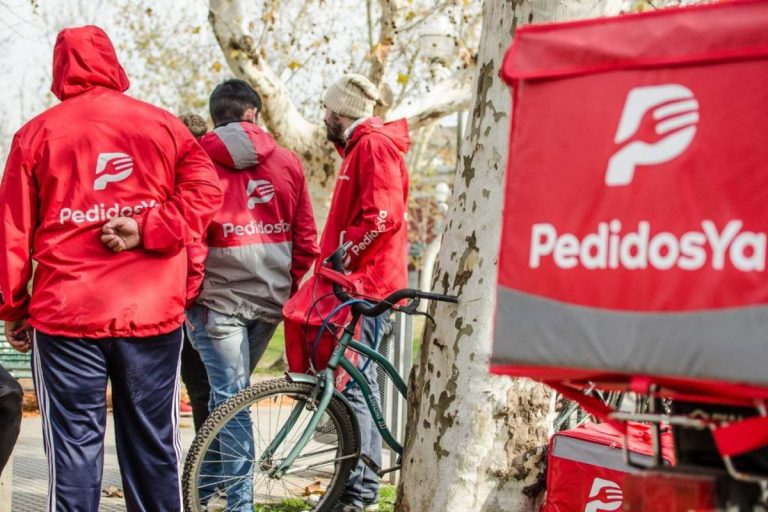 Piden crear estaciones de descanso para repartidores de apps de delivery